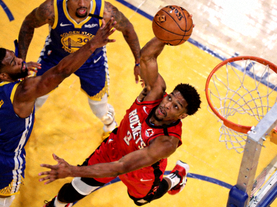 CBA总决赛激烈对抗 - 球员上篮得分